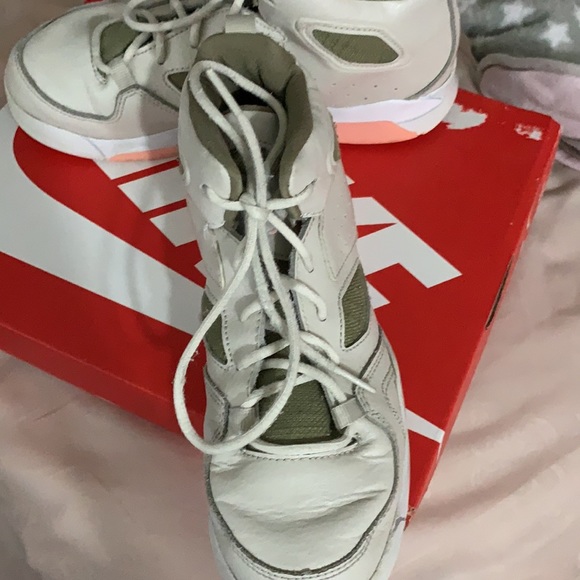 Hi you guys I have a shoe for sell it is a Michael Jordan shoe so if you want it - Picture 4 of 7